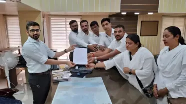 ગુજરાતમાં આરોગ્ય કર્મચારીઓની હડતાળ: વલસાડમાં 617ને નોટિસ, 98 કર્મચારીઓ કામે લાગ્યા