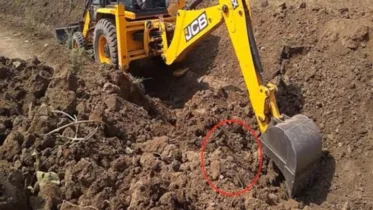 JCBથી ખોદકામ દરમિયાન ખેતરમાંથી મળી આવ્યું વર્ષો જૂનું માટલું, ફોડતાં જ લોકો ભાગવા લાગ્યા